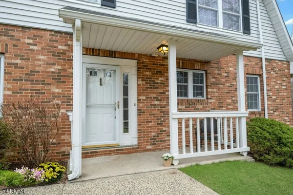 $840,000 | 30 Coachlight Drive, Chatham, NJ 07928