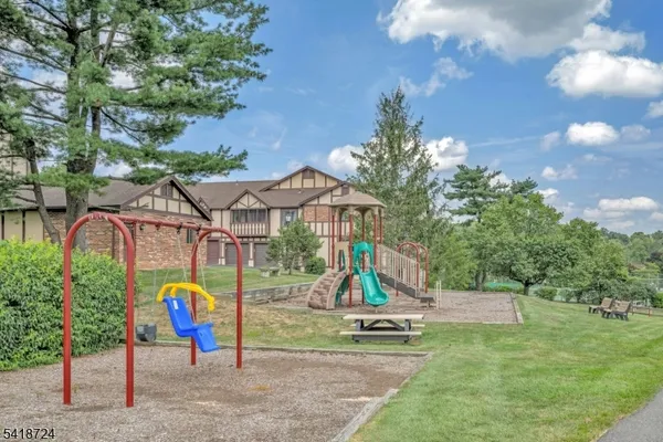 $840,000 | 30 Coachlight Drive, Chatham, NJ 07928