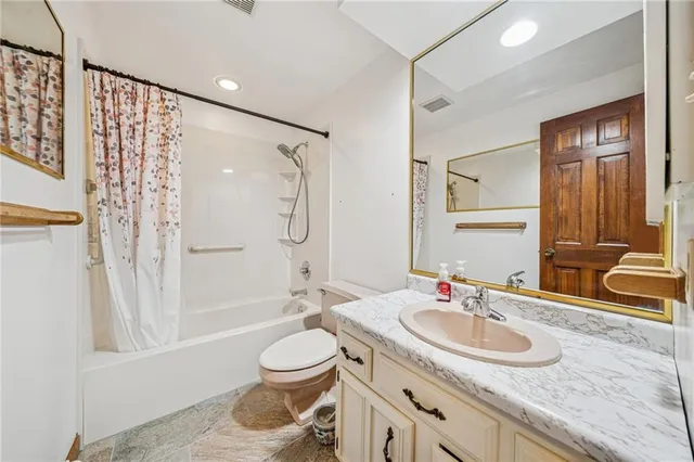 an empty room that has a bench in it