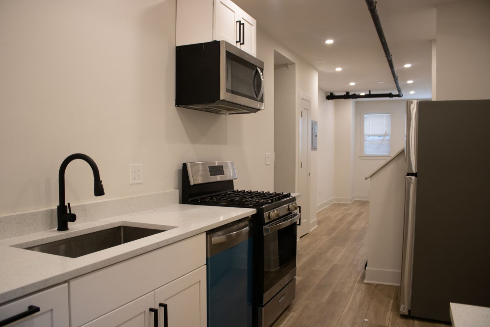 6254 North Whipple Street, Unit G Chicago, IL 60659 - Photo 3 of 12