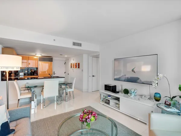 $6,750 | 6801 Collins Avenue, Unit 1208, Miami Beach, FL 33141