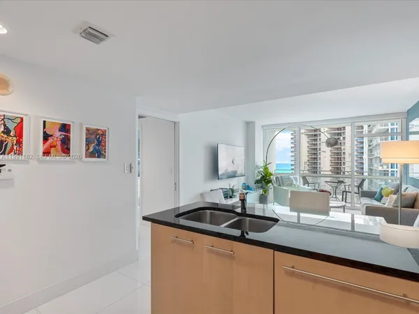 $6,750 | 6801 Collins Avenue, Unit 1208, Miami Beach, FL 33141