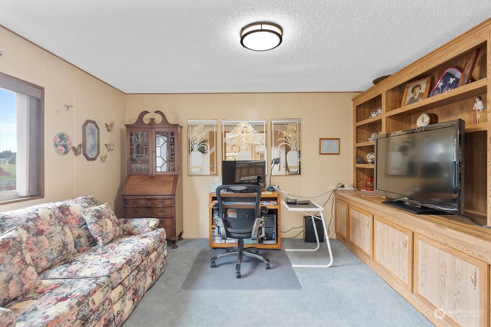 3901 67th Place Long Beach, WA 98631 - Photo 19 of 25 a living room with furniture and a flat screen tv