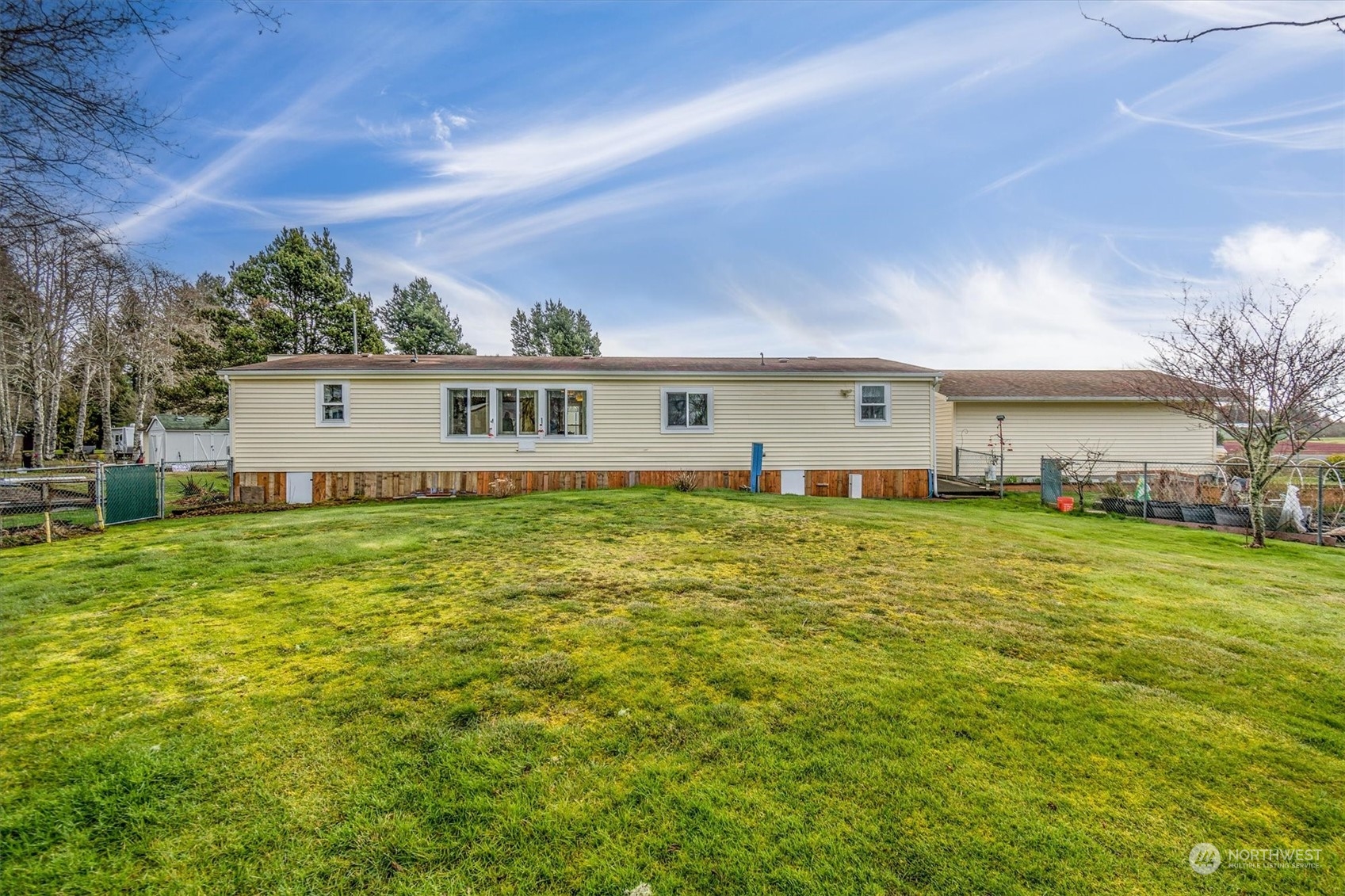 3901 67th Place Long Beach, WA 98631 - Photo 4 of 25 a front view of a house with a garden