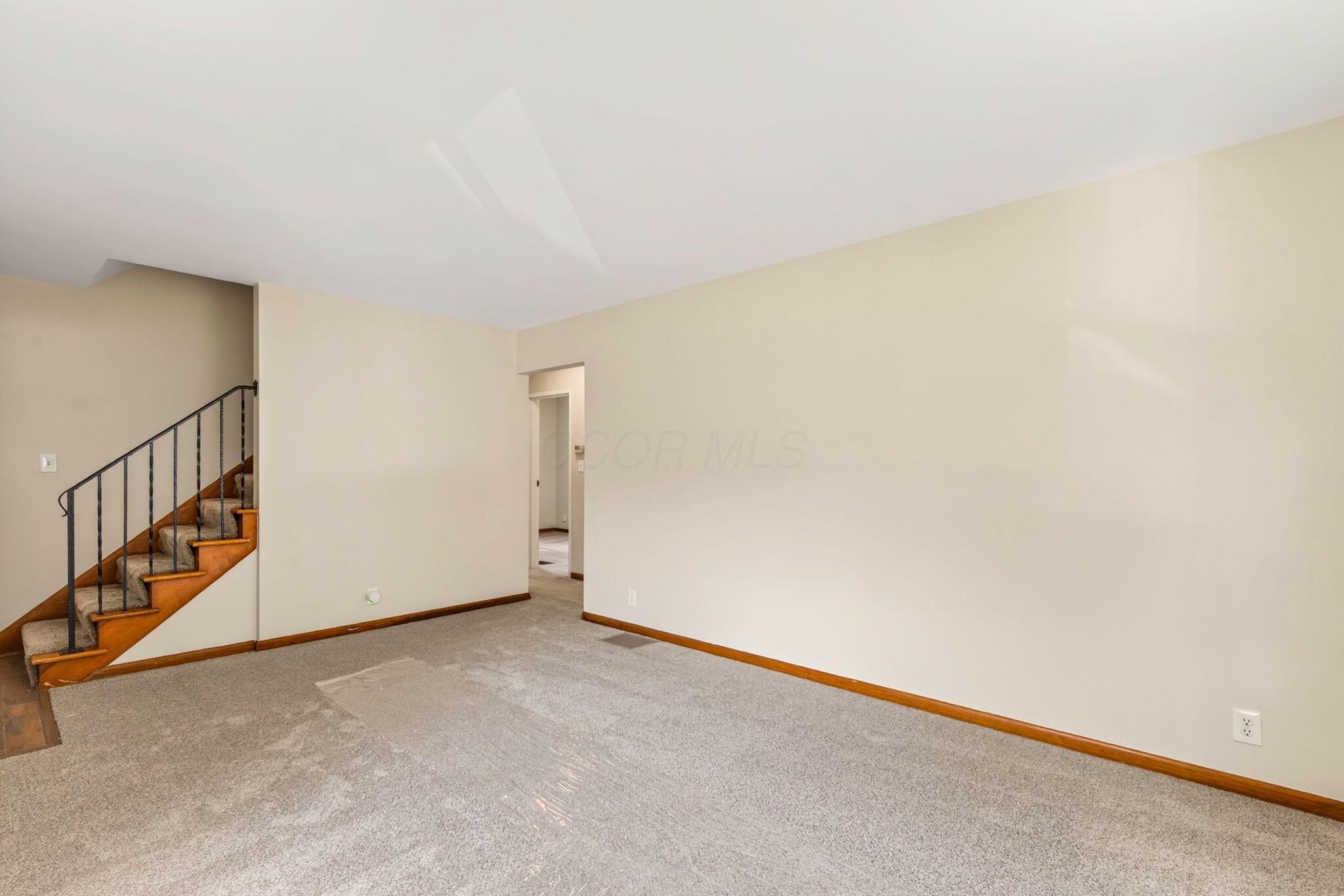 220 South Ashburton Road Columbus, OH 43213 - Photo 9 of 43
