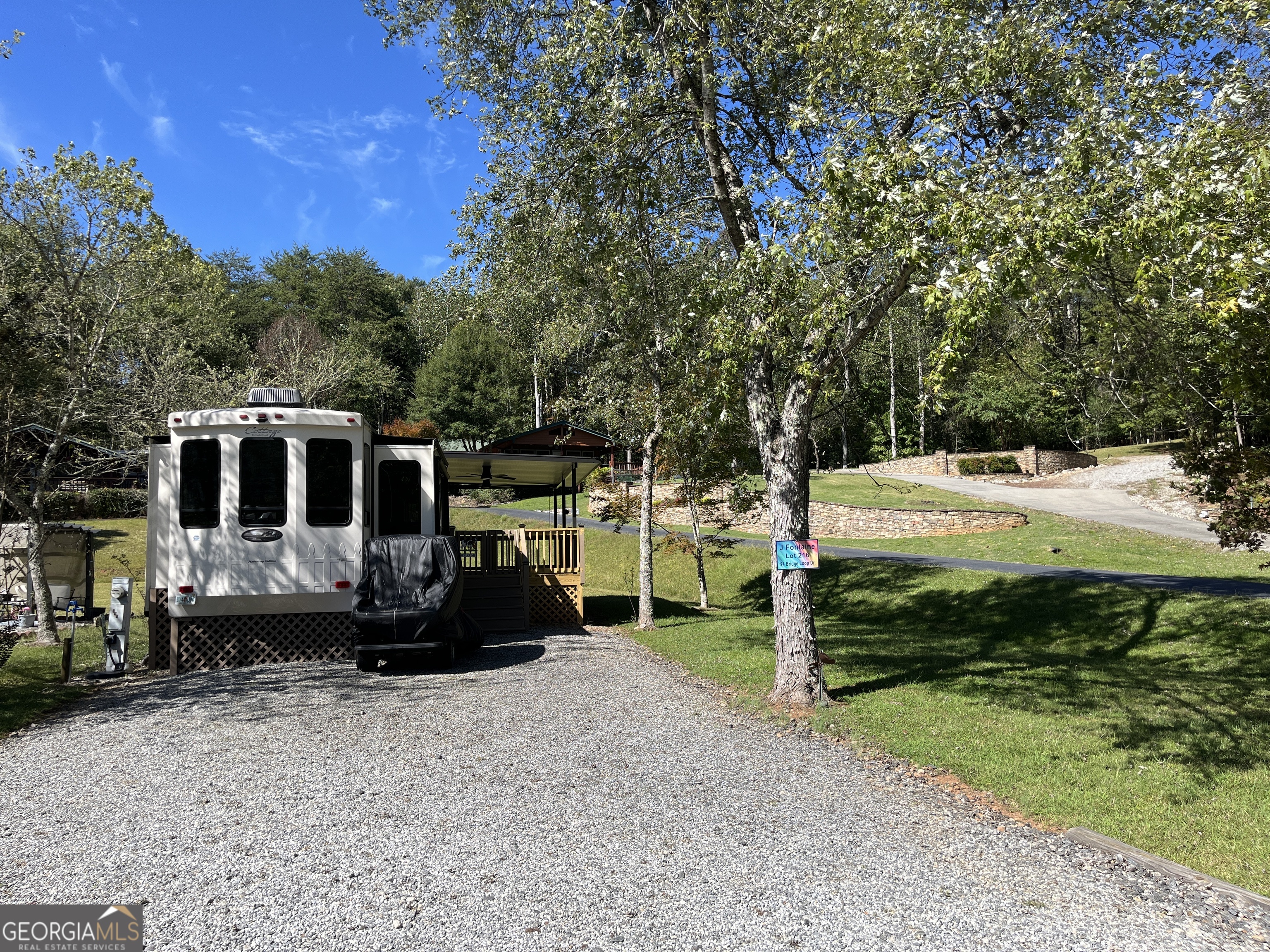 a view of a house with backyard