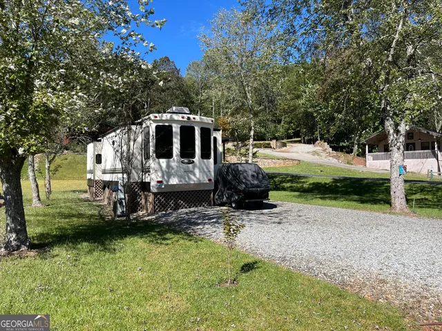 a sign that is on the side of the road