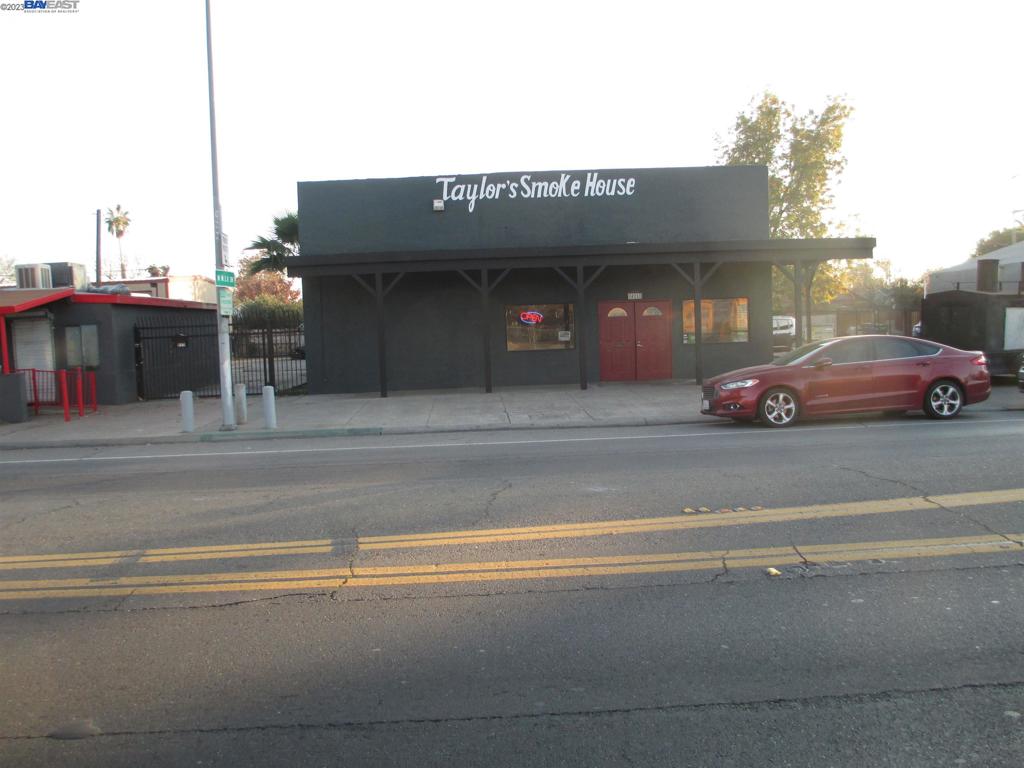 a view of parking area