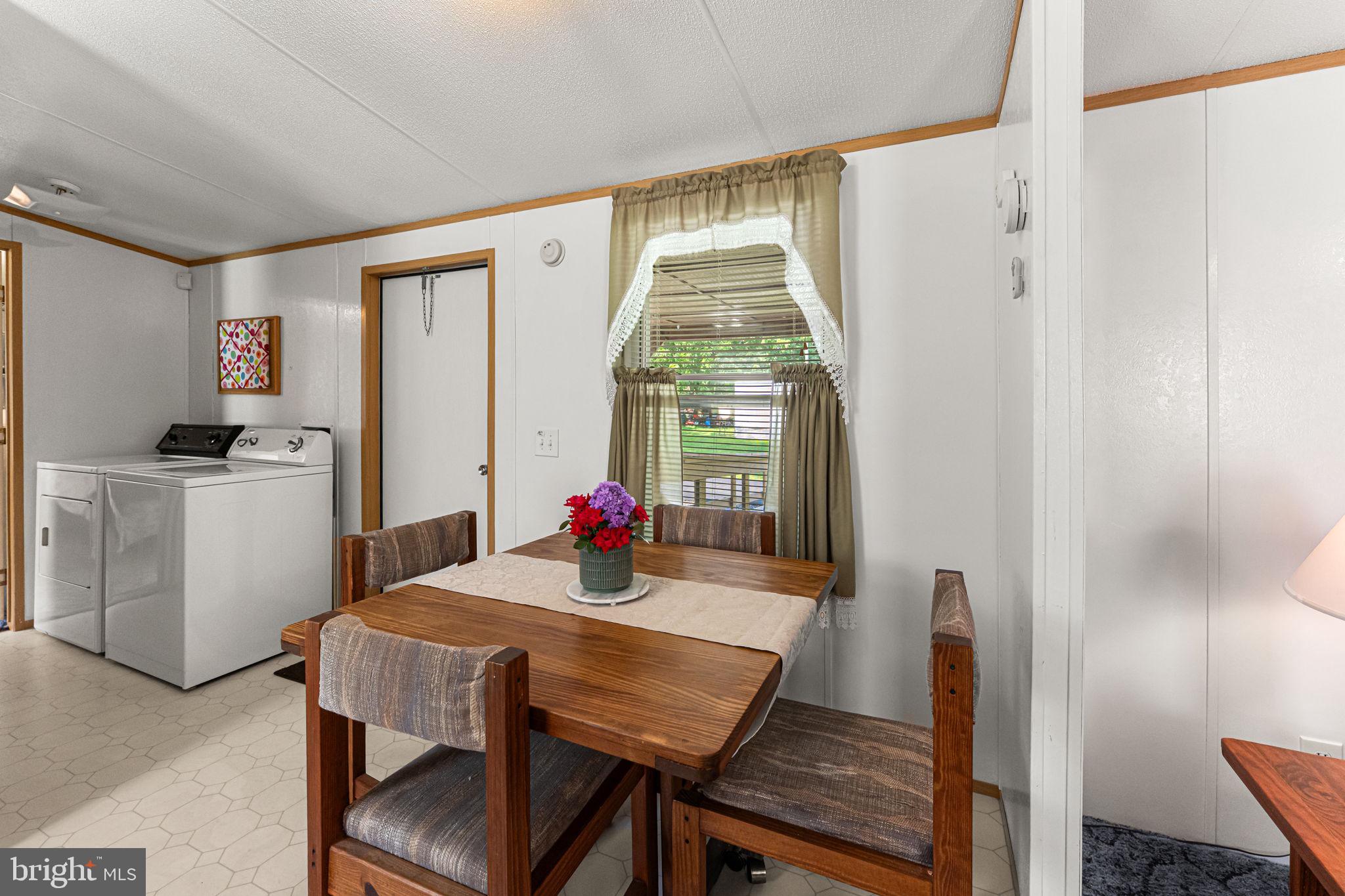 471 Burrells Marina Road Urbanna, VA 23175 - Photo 11 of 36 Room for table