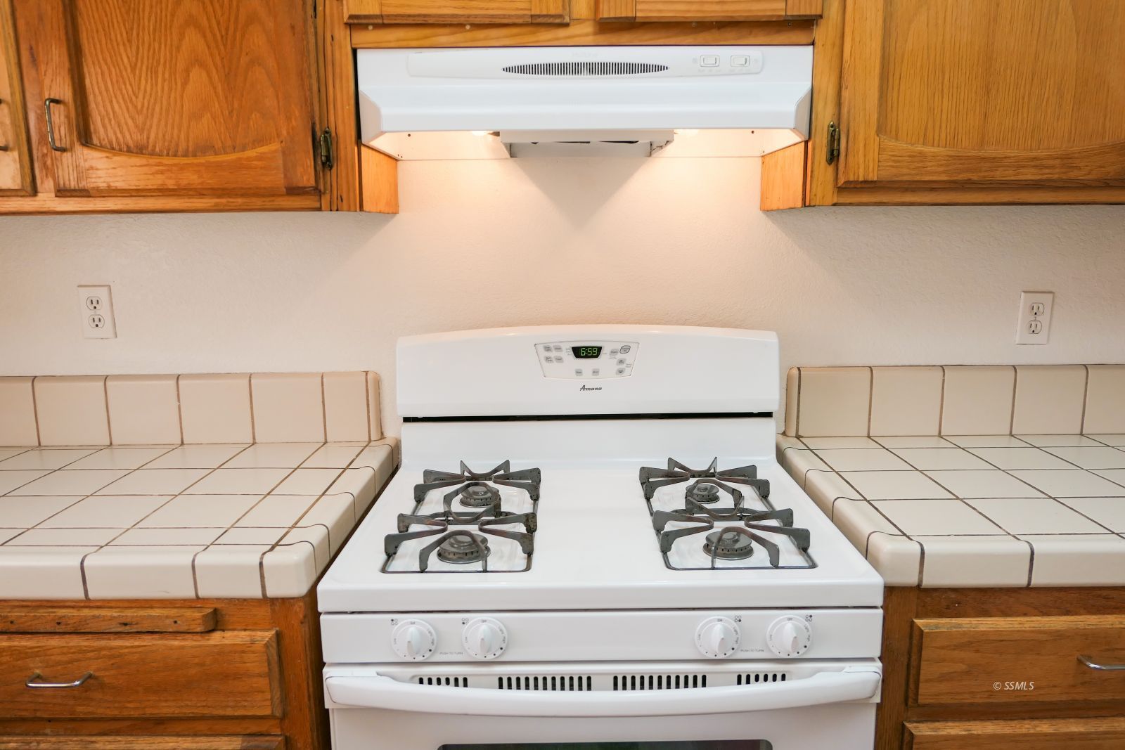 322 Reese Street Ridgecrest, CA 93555 - Photo 11 of 35 a close view of stove