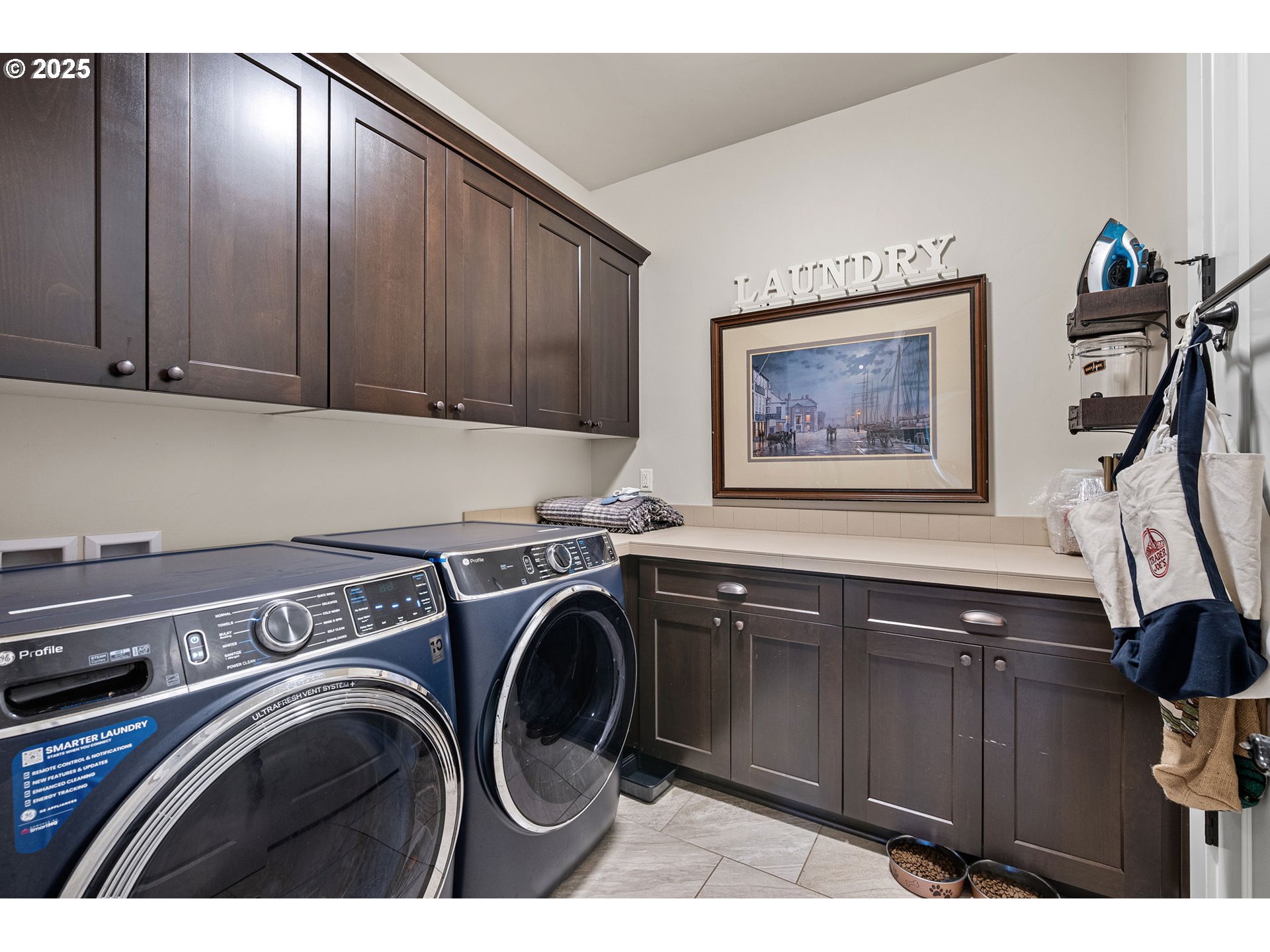 1765 Trevino Road Creswell, OR 97426 - Photo 4 of 26 a view of livingroom with washer and dryer