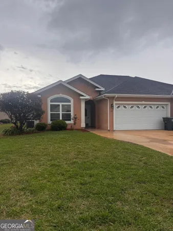 a view of a house with a yard