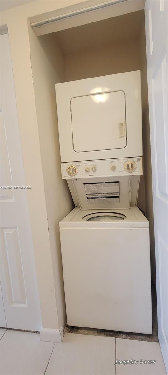 540 Brickell Key Drive, Unit 307 Miami, FL 33131 - Photo 12 of 29 a utility room with dryer and washer