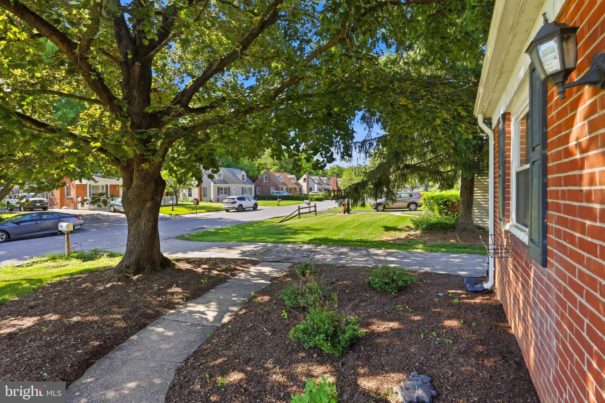 10319 Greentop Road Cockeysville, MD 21030 - Photo 5 of 28 Front garden bed space