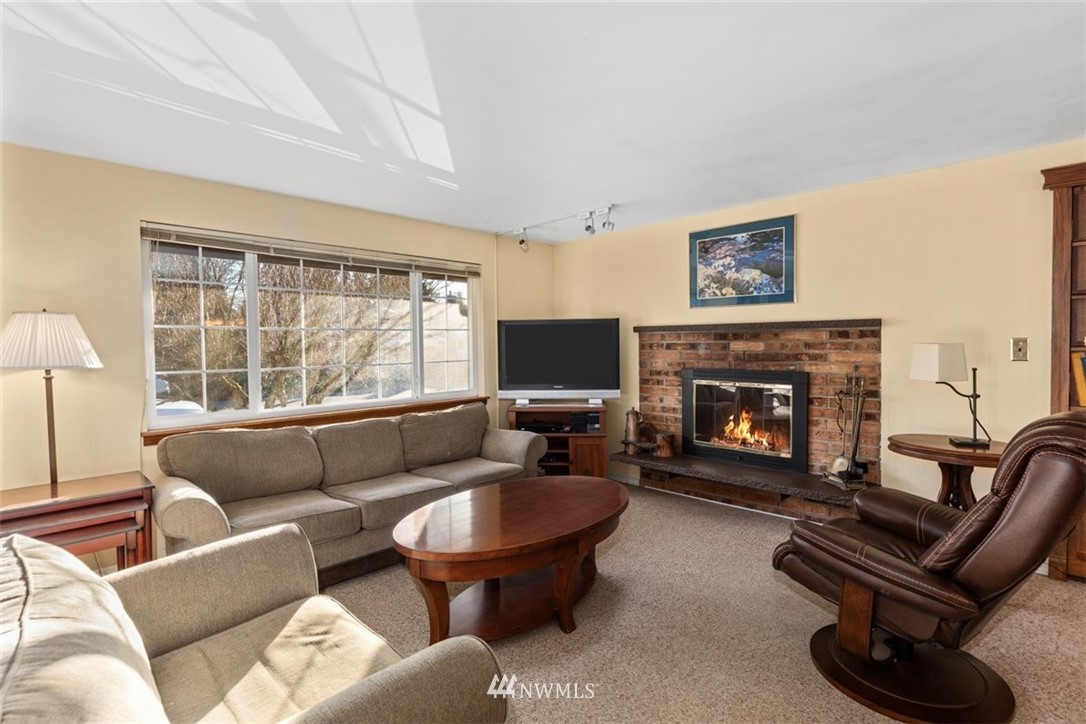 9503 215th Street Southwest Edmonds, WA 98020 - Photo 5 of 35 Gallery Image 5