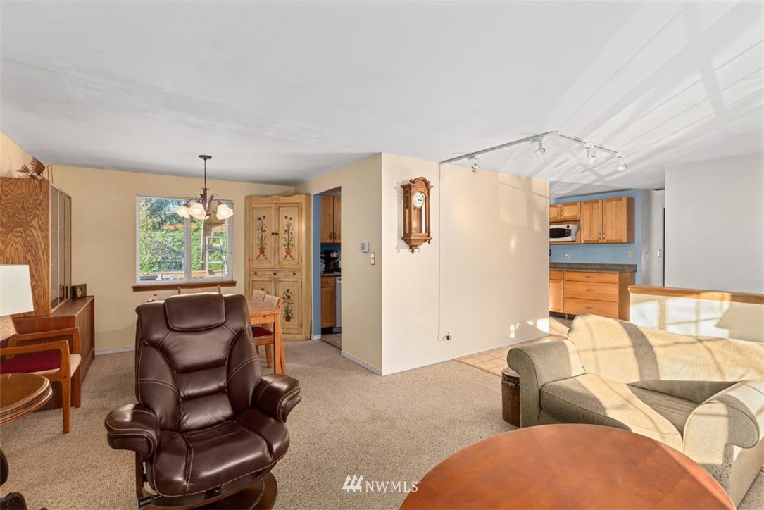 9503 215th Street Southwest Edmonds, WA 98020 - Photo 9 of 35 Gallery Image 9