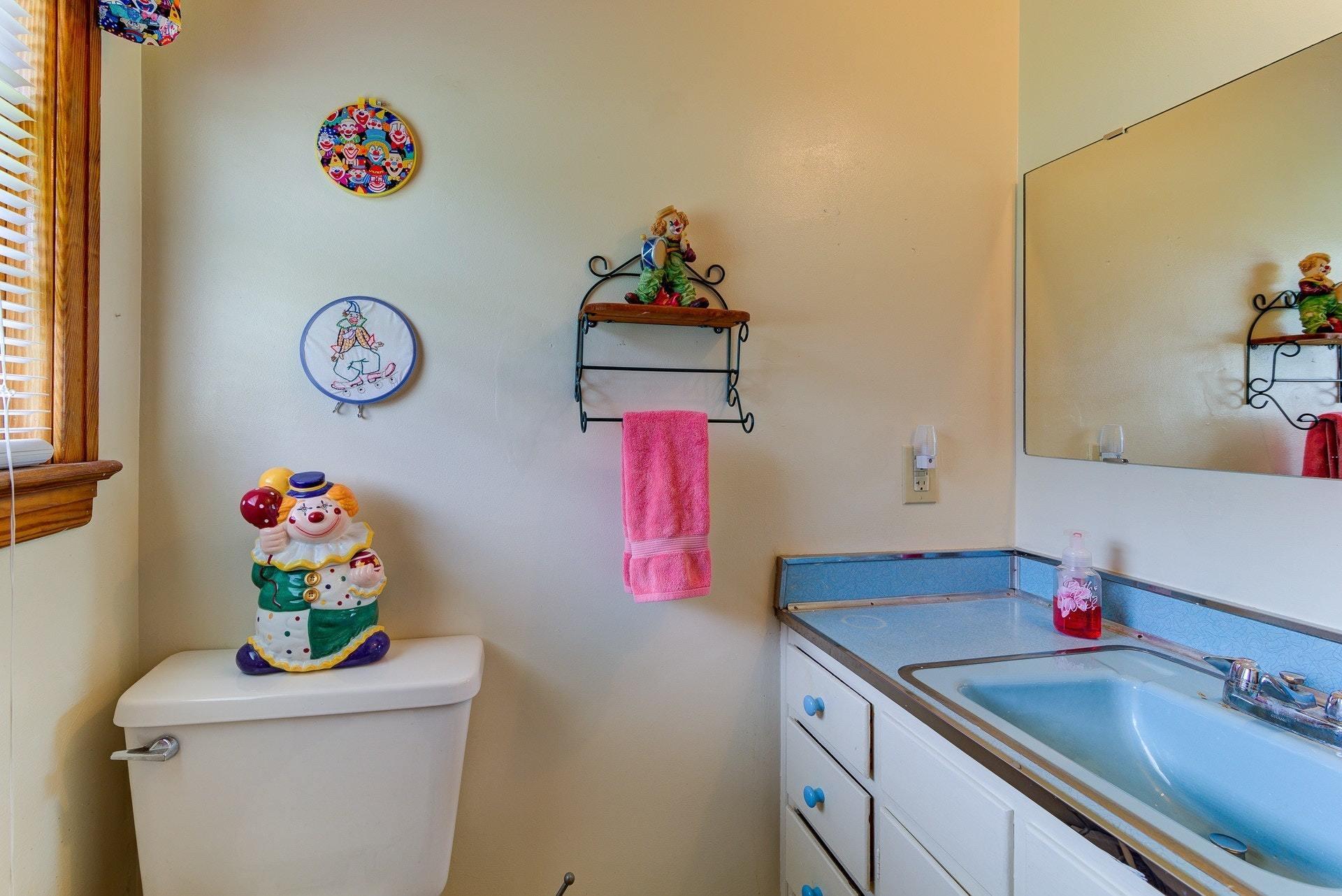 5735 Malvern Road Roanoke, VA 24012 - Photo 12 of 23 Master 1/2 bath