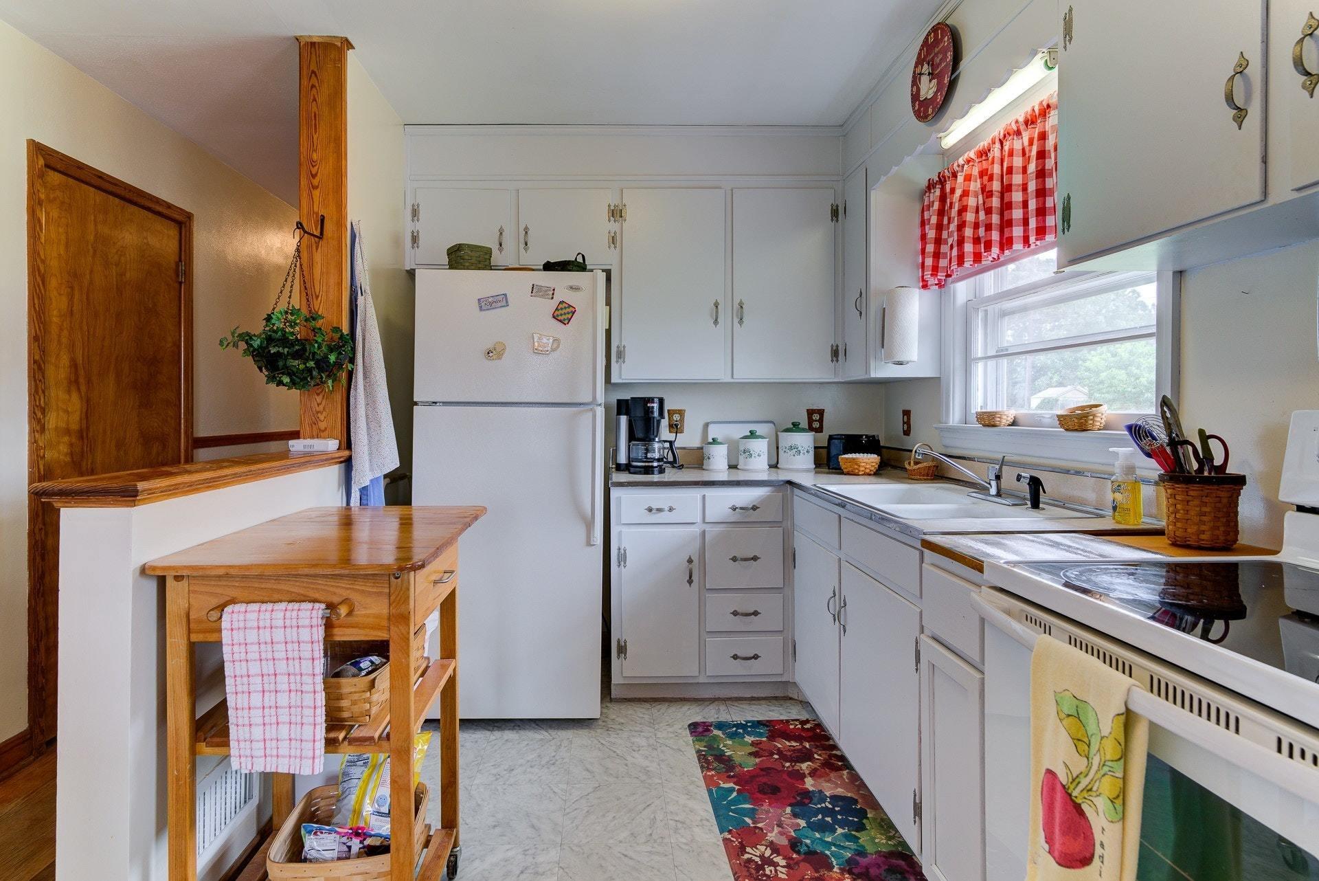5735 Malvern Road Roanoke, VA 24012 - Photo 6 of 23 Kichen