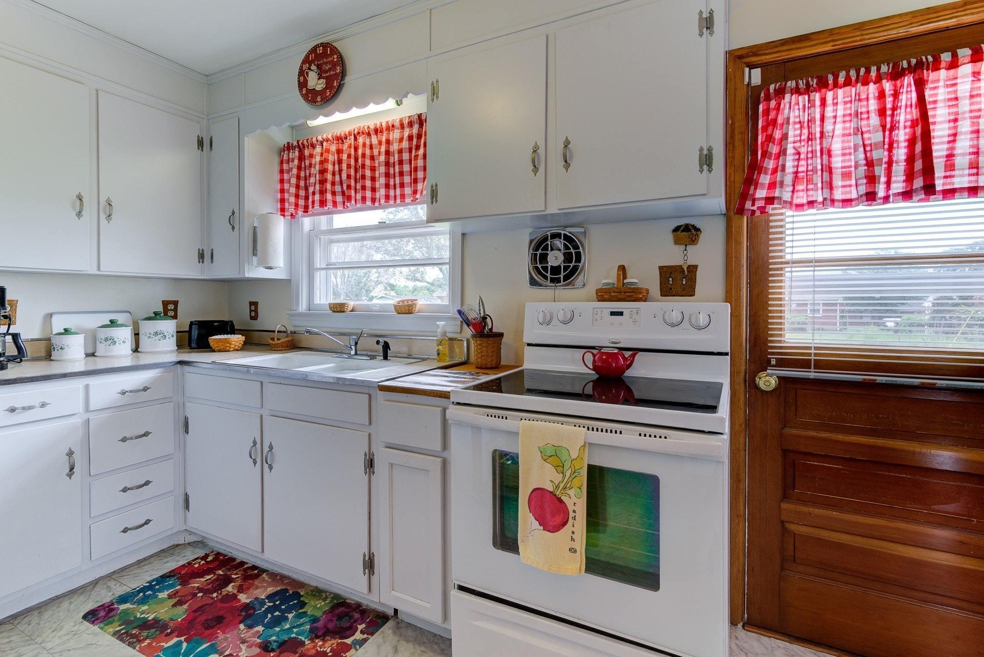 5735 Malvern Road Roanoke, VA 24012 - Photo 8 of 23 Kitchen