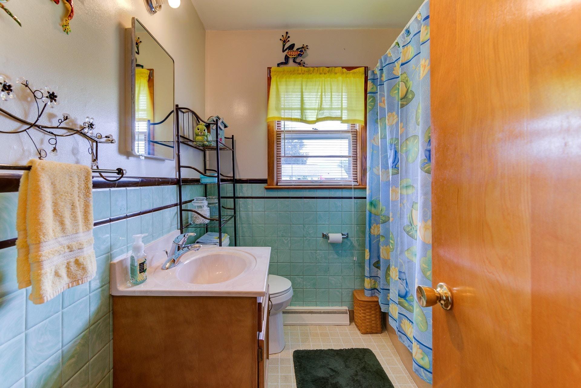 5735 Malvern Road Roanoke, VA 24012 - Photo 10 of 23 Full hall bath