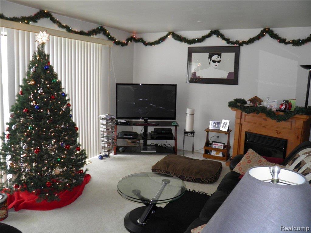 752 Oak Brook Ridge Drive, Unit 169 Rochester, MI 48307 - Photo 5 of 18 LIVING ROOM