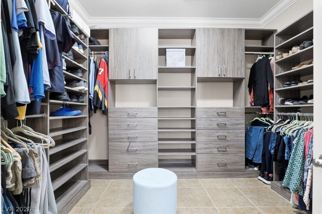 2081 Thames View Street Henderson, NV 89044 - Photo 23 of 39 Primary walk in closet