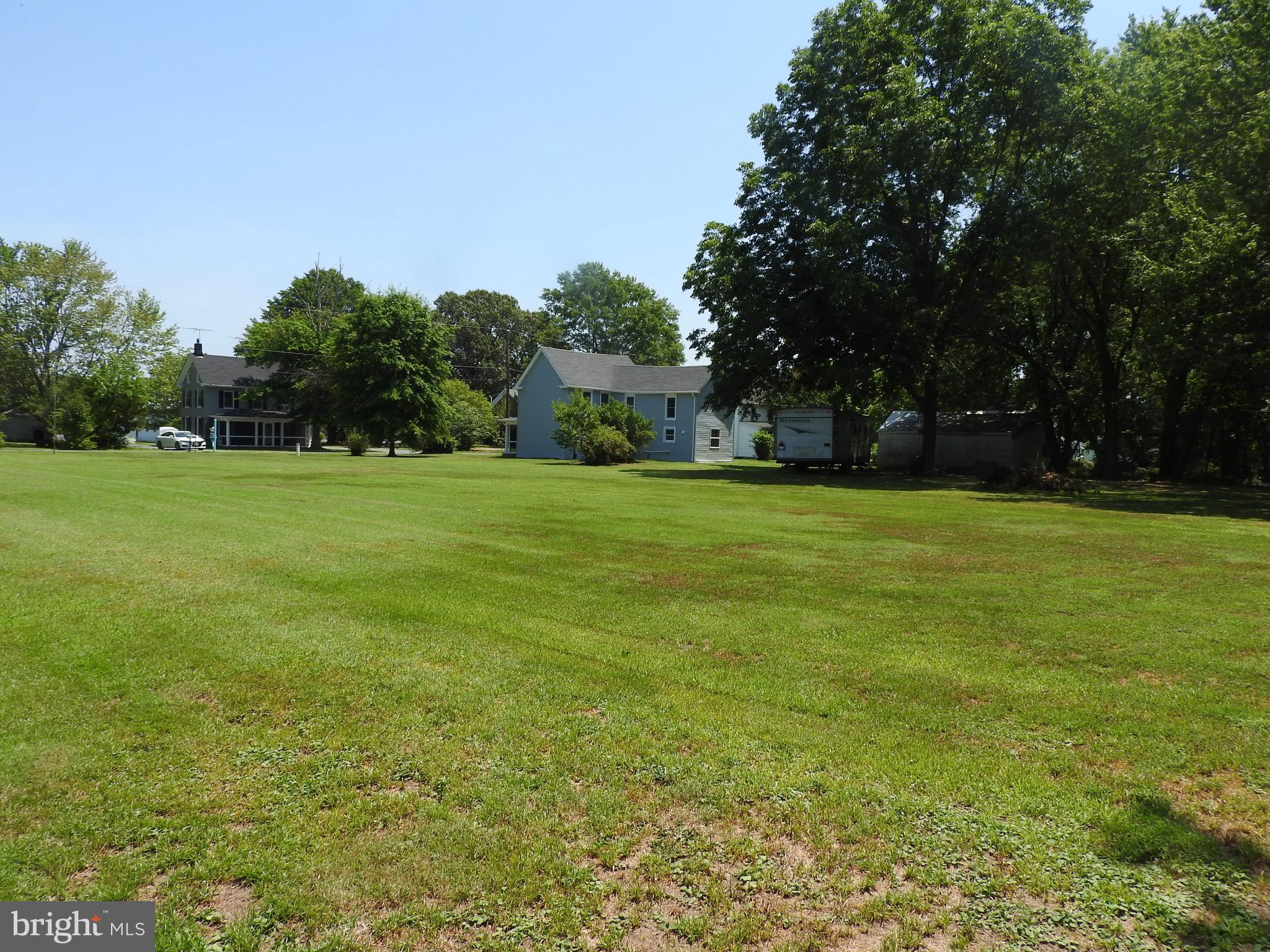 Huge side yard -