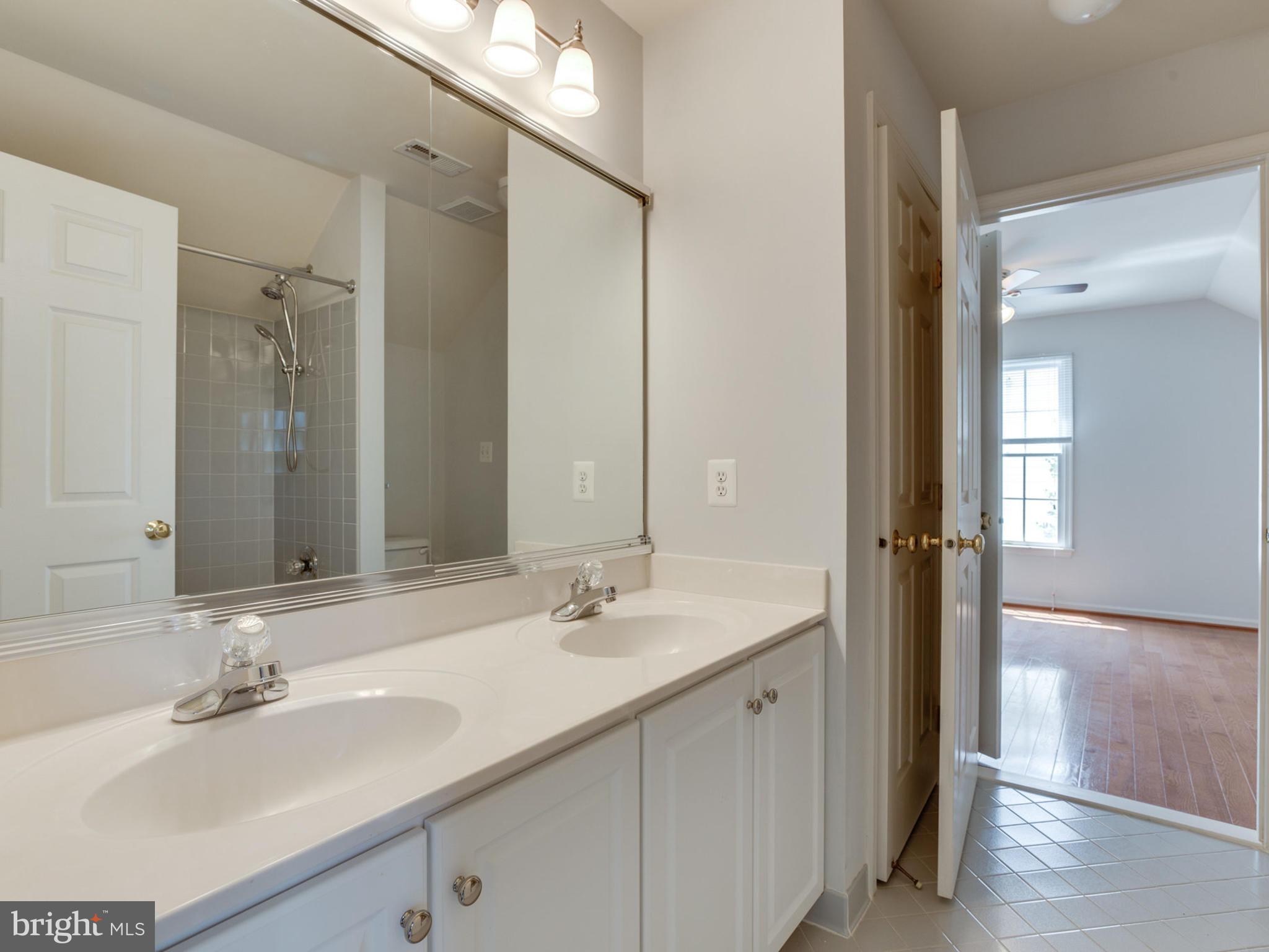10879 Hunter Gate Way Reston, VA 20194 - Photo 17 of 30 Jack n Jill bathroom #1