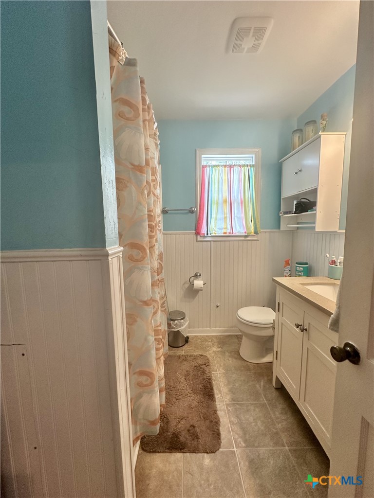 2006 Meadowlane Street Victoria, TX 77901 - Photo 6 of 15 a bathroom with a toilet sink and tub