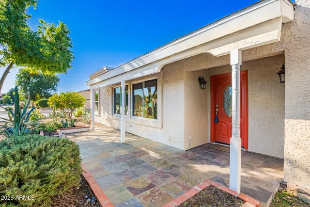 a view of a house with backyard