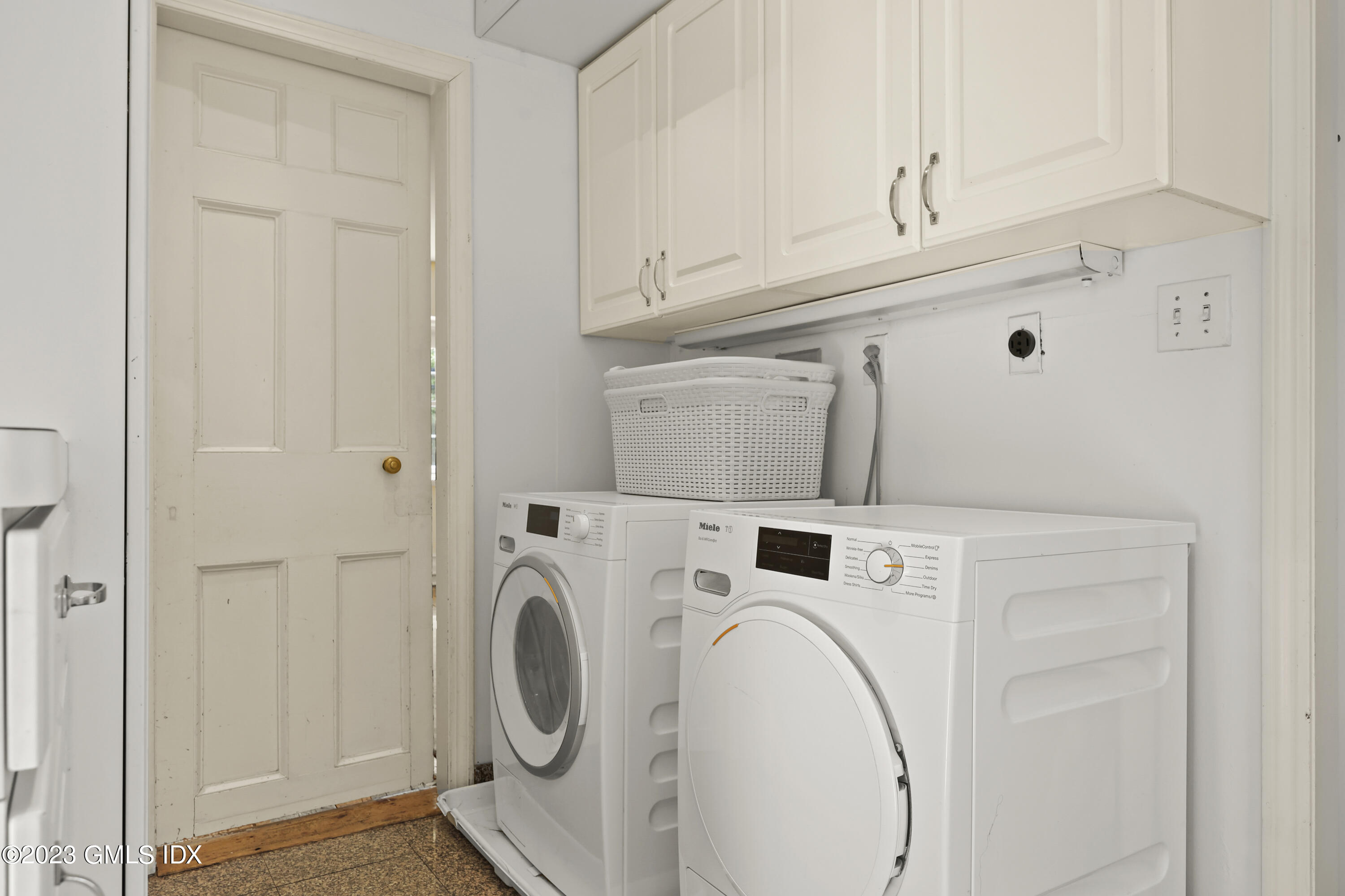 207 Farms Road Stamford, CT 06903 - Photo 28 of 47 a utility room with dryer and washer