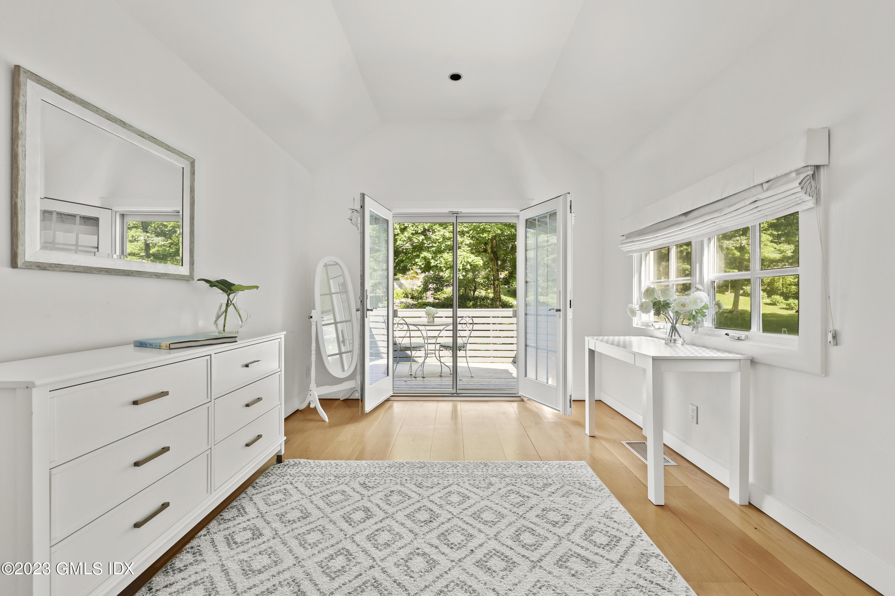 207 Farms Road Stamford, CT 06903 - Photo 40 of 47 a room with window and mirror