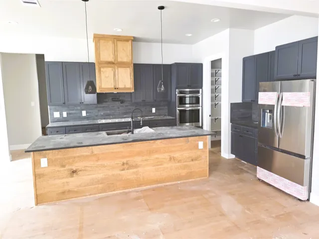 $985,000 | 2 Lake Forest Drive, Conroe, TX 77384