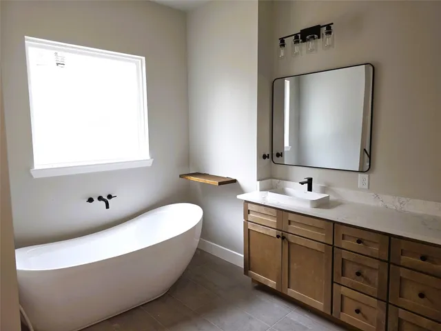 $985,000 | 2 Lake Forest Drive, Conroe, TX 77384