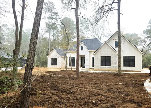 $985,000 | 2 Lake Forest Drive, Conroe, TX 77384