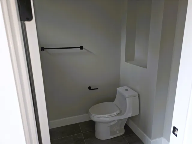 $985,000 | 2 Lake Forest Drive, Conroe, TX 77384