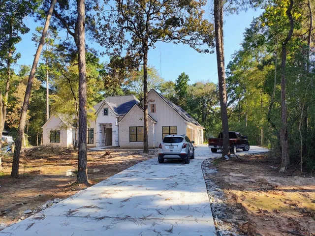 $985,000 | 2 Lake Forest Drive, Conroe, TX 77384
