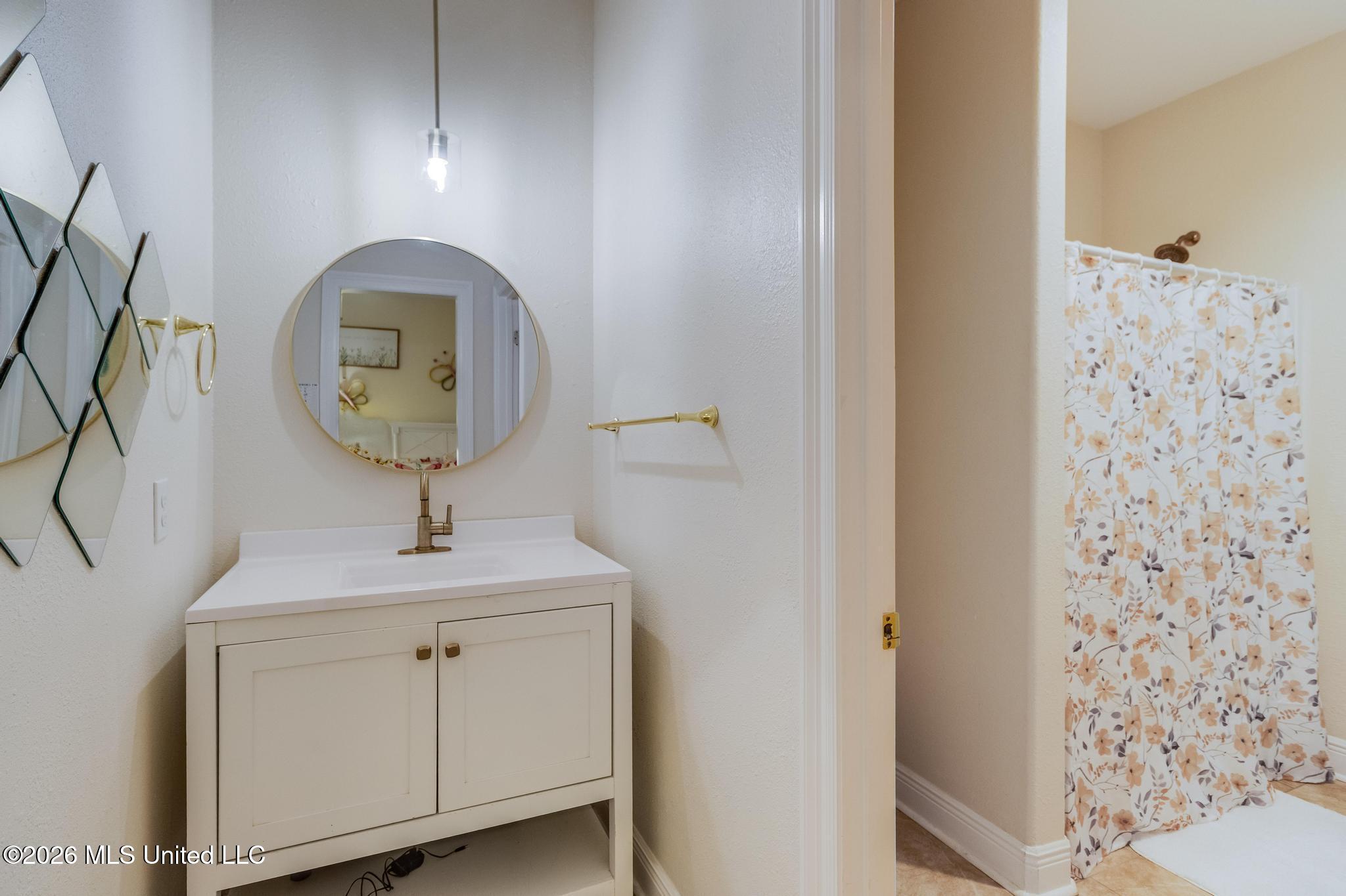 17415 Doc Lizana Road Gulfport, MS 39503 - Photo 24 of 42 jack and jill bathroom
