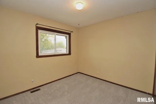 $199,900 | 1511 West Queens Court Road, Peoria, IL 61614