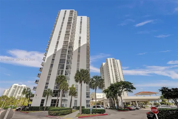 $2,600 | 20515 East Country Club Drive, Unit 249, Aventura, FL 33180