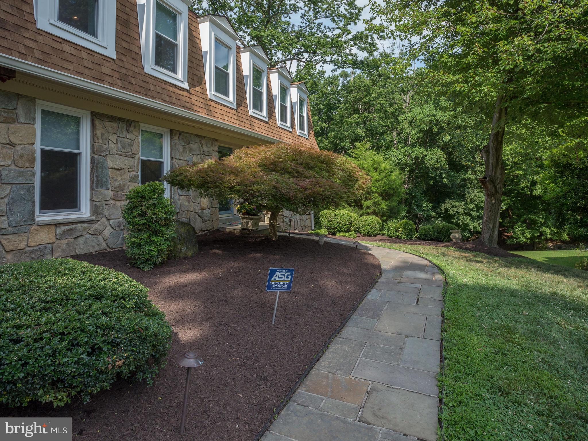 9031 Edgepark Road Vienna, VA 22182 - Photo 2 of 30 a view of a street with a house