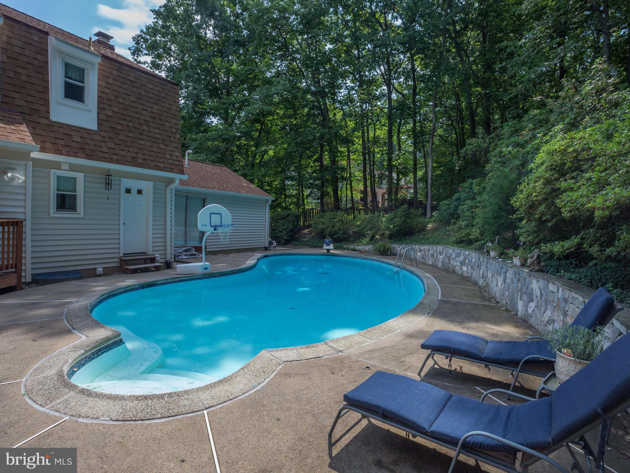 9031 Edgepark Road Vienna, VA 22182 - Photo 5 of 30 a view of a backyard with swimming pool
