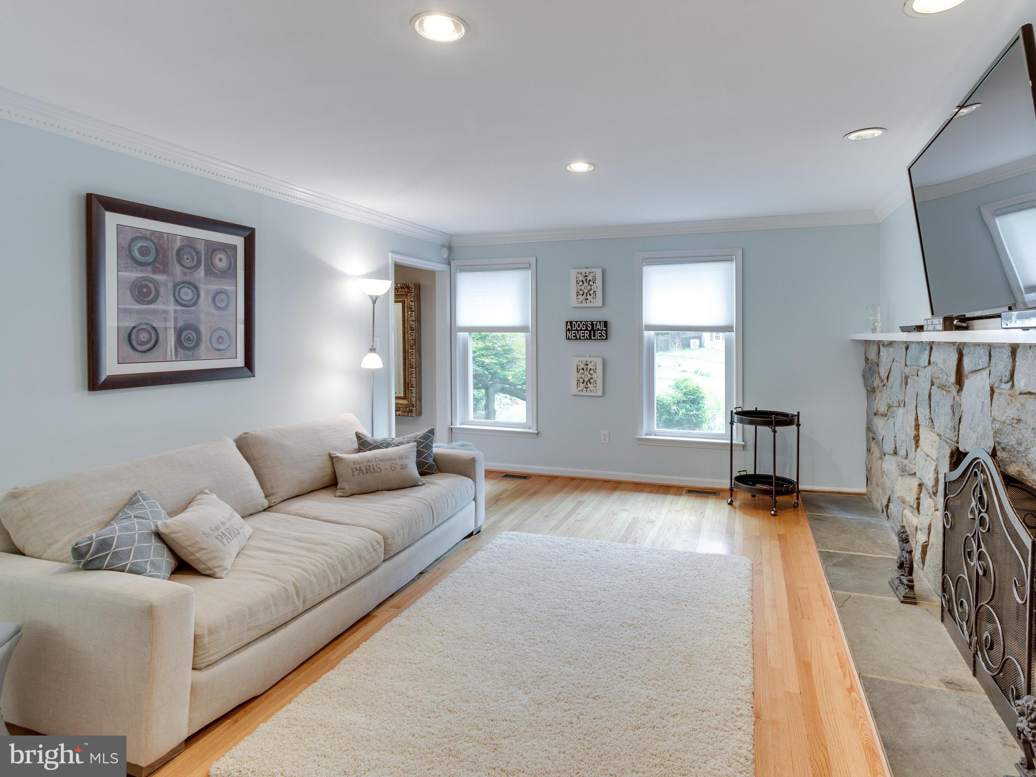 9031 Edgepark Road Vienna, VA 22182 - Photo 10 of 30 a living room with furniture and a flat screen tv