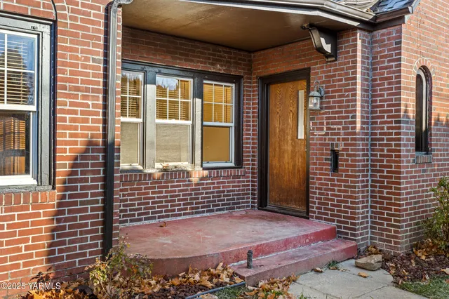 $699,600 | 2307 Summitview Avenue, Yakima, WA 98902
