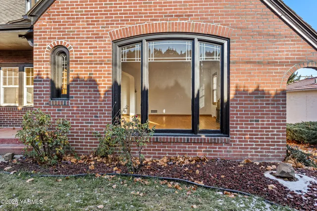 $699,600 | 2307 Summitview Avenue, Yakima, WA 98902