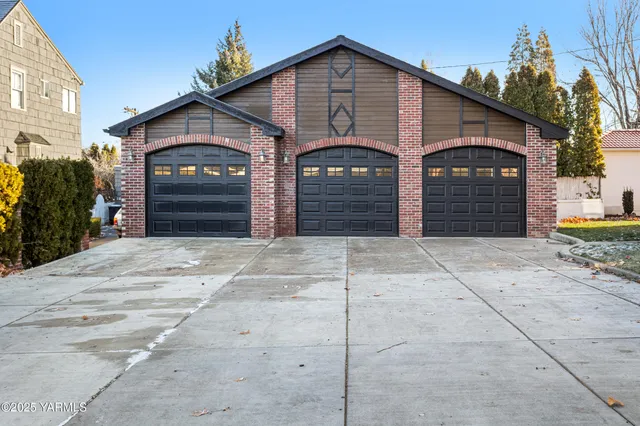 $699,600 | 2307 Summitview Avenue, Yakima, WA 98902