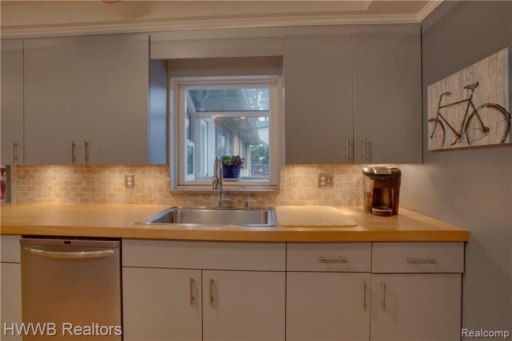 18134 Riverside Drive Beverly Hills, MI 48025 - Photo 13 of 34