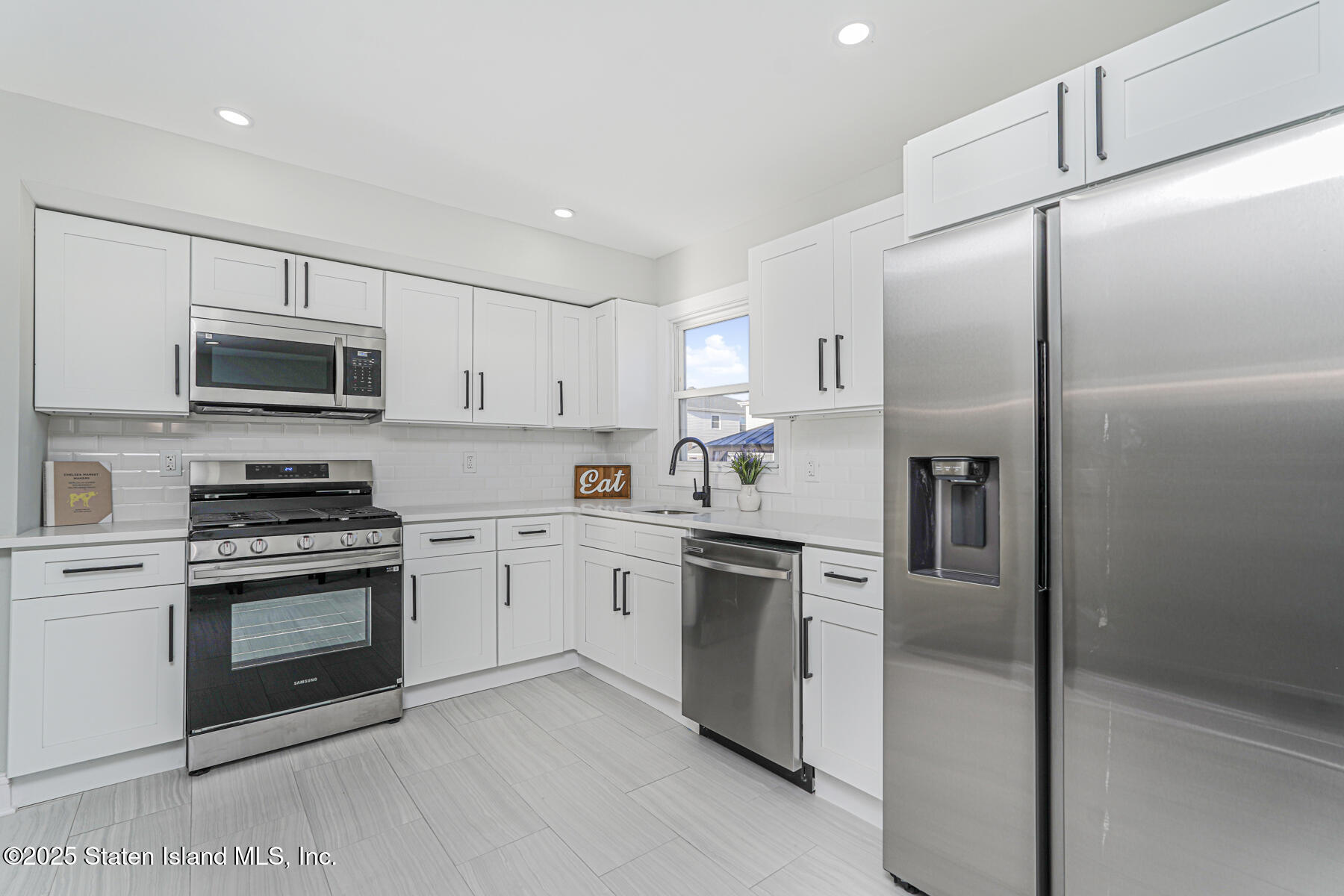 359 Ridgecrest Avenue Staten Island, NY 10312 - Photo 11 of 27 (11) KITCHEN