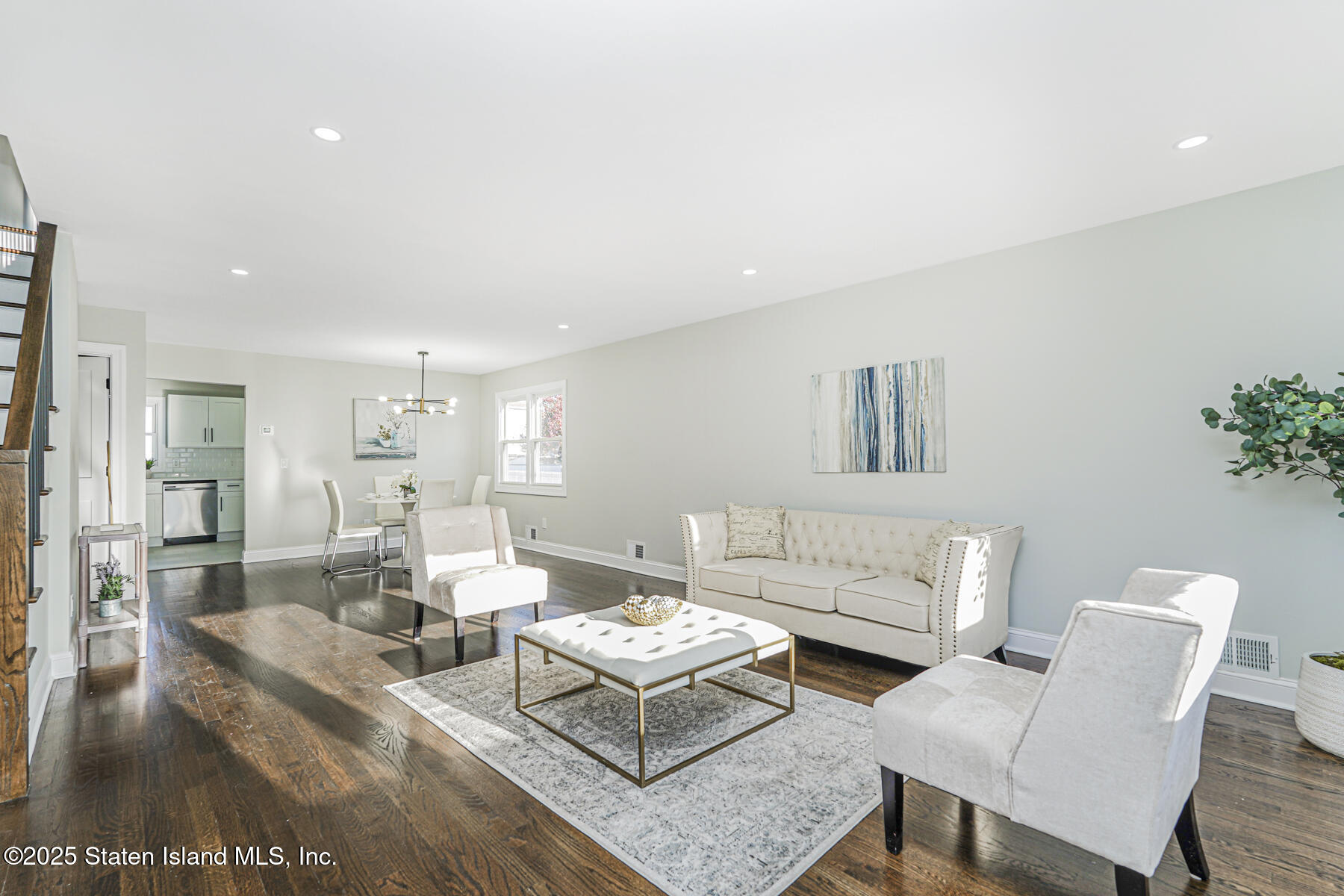 359 Ridgecrest Avenue Staten Island, NY 10312 - Photo 3 of 27 (3) LIVING ROOM