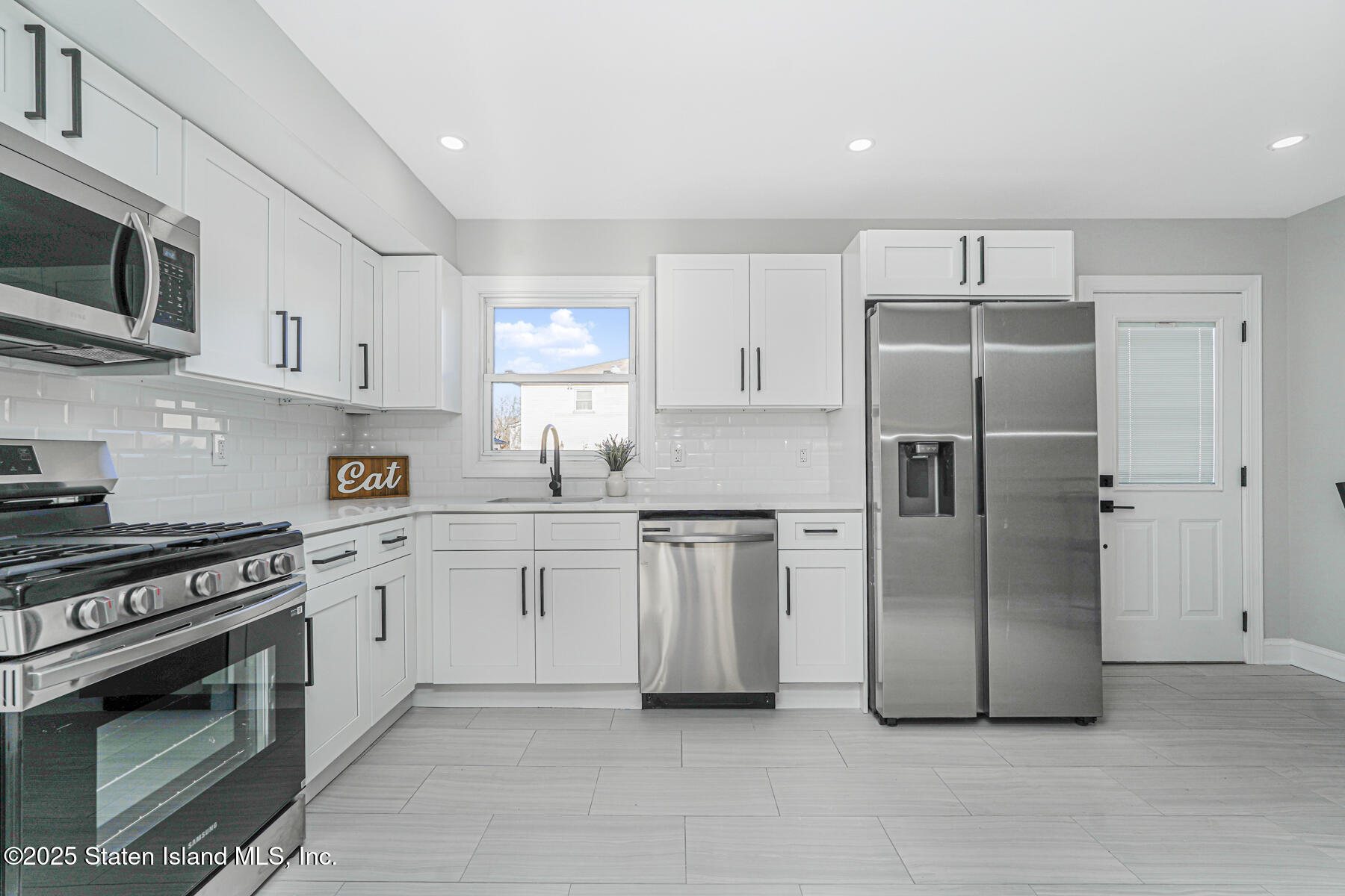 359 Ridgecrest Avenue Staten Island, NY 10312 - Photo 8 of 27 (8) KITCHEN